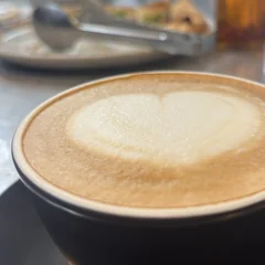 ハートのラテアートが施されたコーヒー